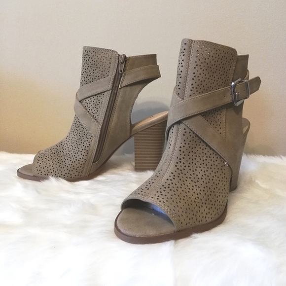 New NWOT Taupe Laser Open Toe Booties - Picture 10 of 10